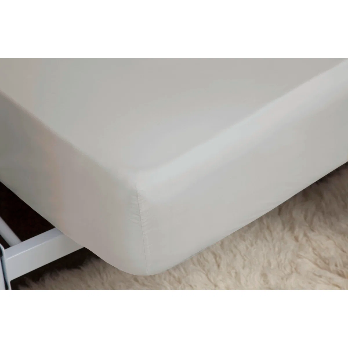 200 Thread Count Egyptian-Quality Cotton Fitted Sheet